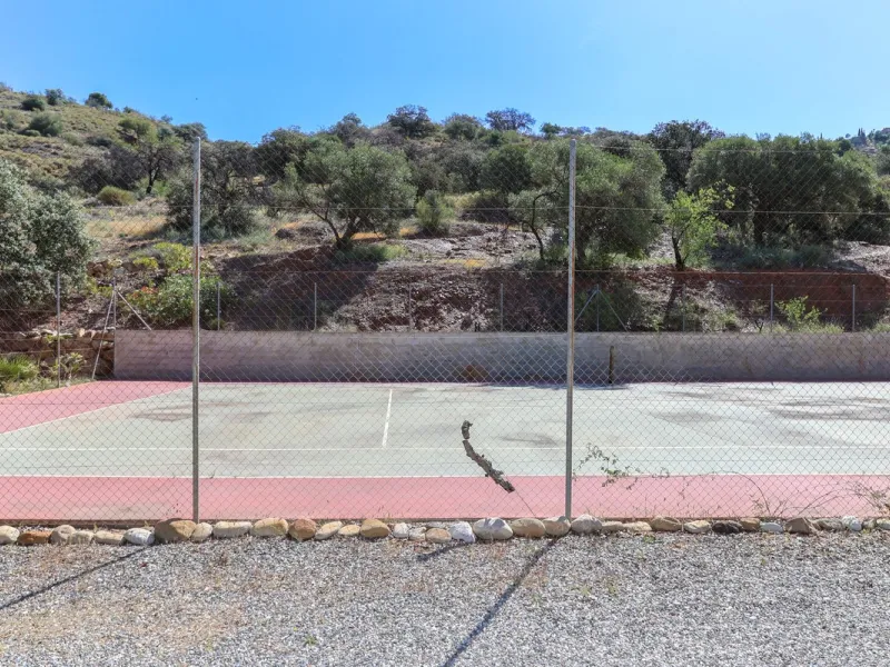 Commercial - Bed and Breakfast в продаже в Alora, Málaga. В доме 7 спален и 6 ванных комнат. Площадь дома 580 м². Площадь участка 17000 м²