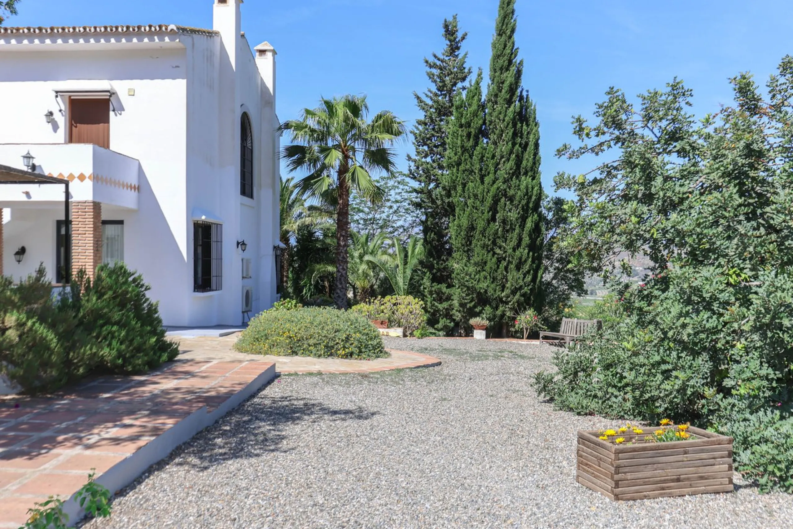 Commercial - Bed and Breakfast в продаже в Alora, Málaga. В доме 7 спален и 6 ванных комнат. Площадь дома 580 м². Площадь участка 17000 м²
