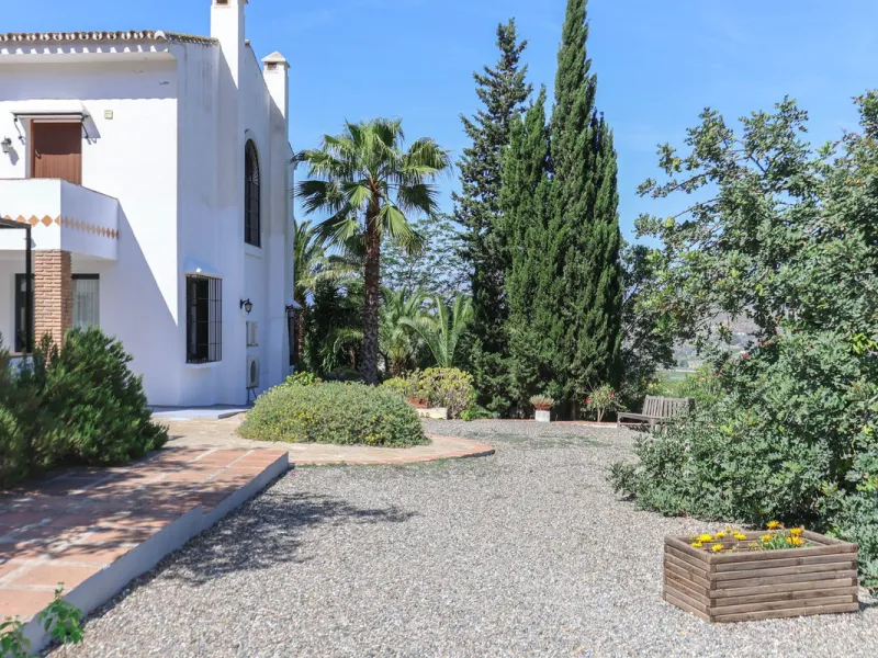 Commercial - Bed and Breakfast в продаже в Alora, Málaga. В доме 7 спален и 6 ванных комнат. Площадь дома 580 м². Площадь участка 17000 м²