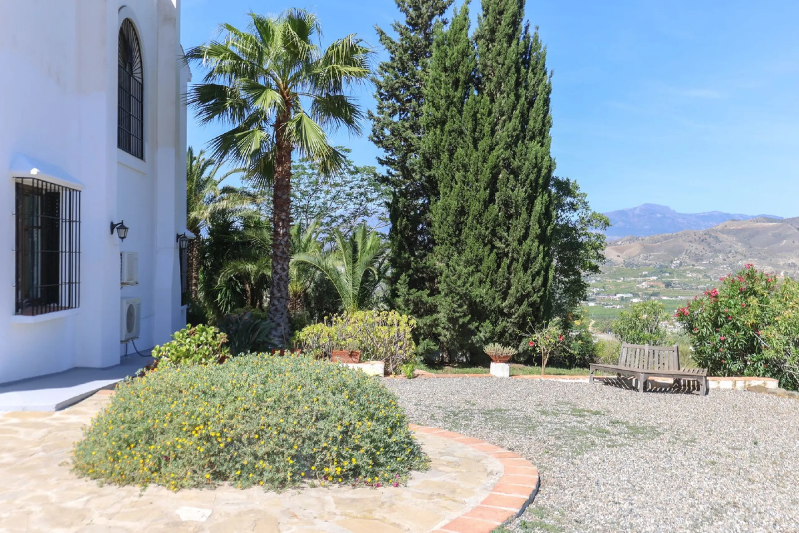 Commercial - Bed and Breakfast в продаже в Alora, Málaga. В доме 7 спален и 6 ванных комнат. Площадь дома 580 м². Площадь участка 17000 м²