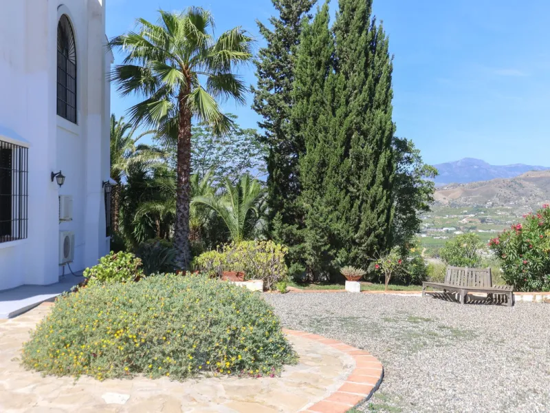 Commercial - Bed and Breakfast в продаже в Alora, Málaga. В доме 7 спален и 6 ванных комнат. Площадь дома 580 м². Площадь участка 17000 м²