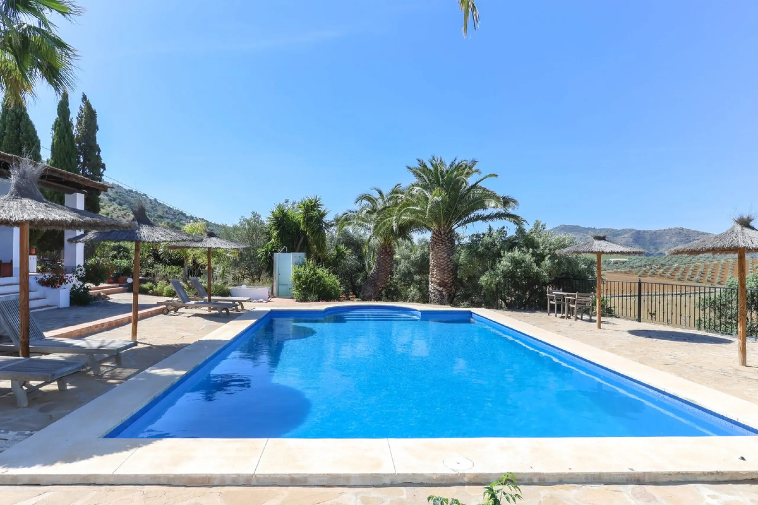 Commercial - Bed and Breakfast в продаже в Alora, Málaga. В доме 7 спален и 6 ванных комнат. Площадь дома 580 м². Площадь участка 17000 м²