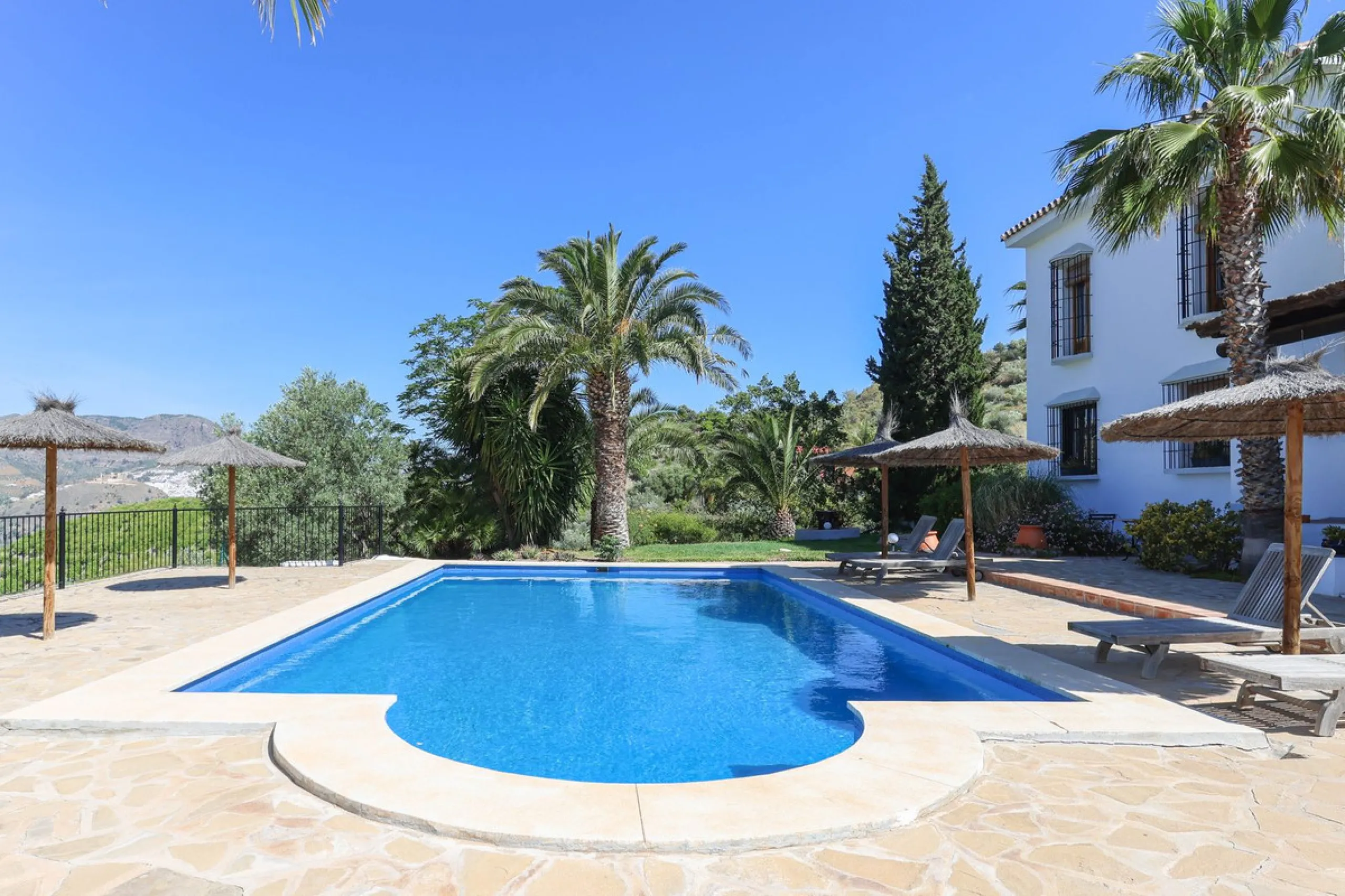 Commercial - Bed and Breakfast в продаже в Alora, Málaga. В доме 7 спален и 6 ванных комнат. Площадь дома 580 м². Площадь участка 17000 м²