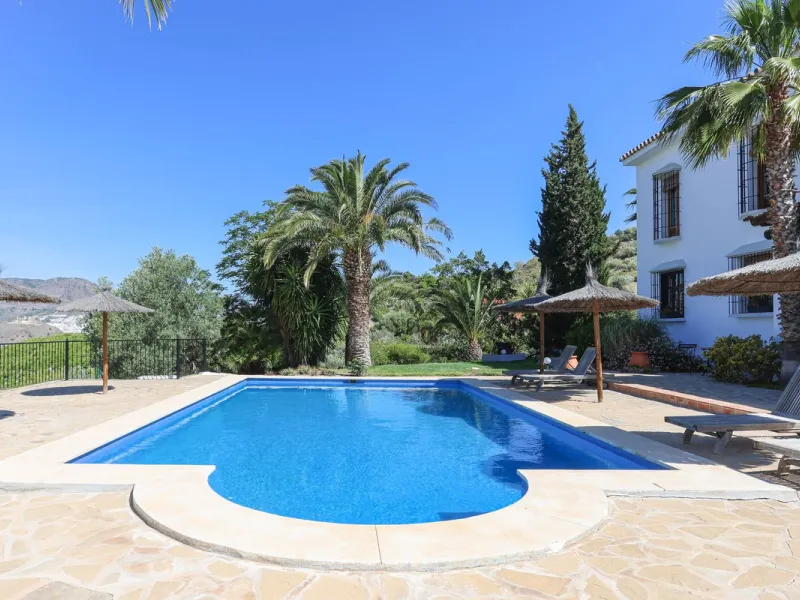 Commercial - Bed and Breakfast в продаже в Alora, Málaga. В доме 7 спален и 6 ванных комнат. Площадь дома 580 м². Площадь участка 17000 м²