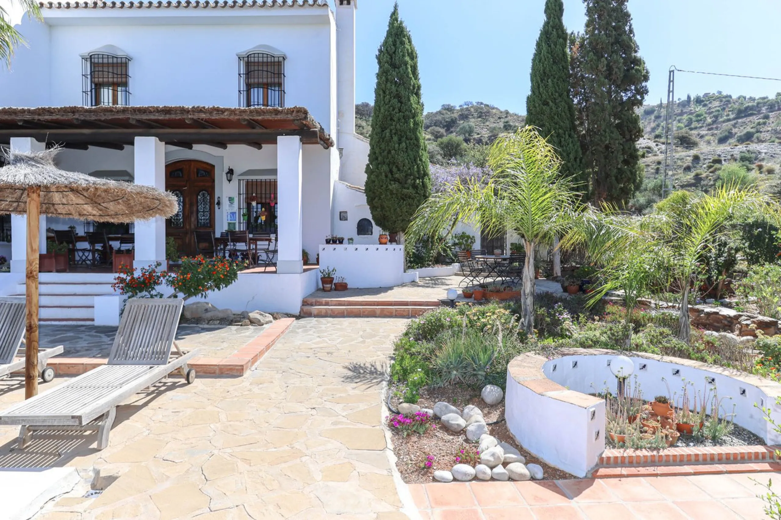 Commercial - Bed and Breakfast в продаже в Alora, Málaga. В доме 7 спален и 6 ванных комнат. Площадь дома 580 м². Площадь участка 17000 м²