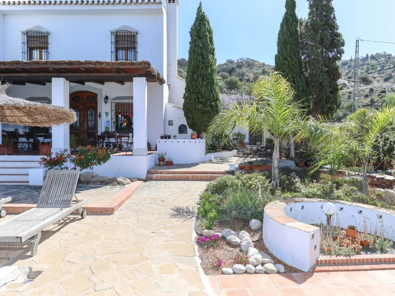 Commercial - Bed and Breakfast в продаже в Alora, Málaga. В доме 7 спален и 6 ванных комнат. Площадь дома 580 м². Площадь участка 17000 м²