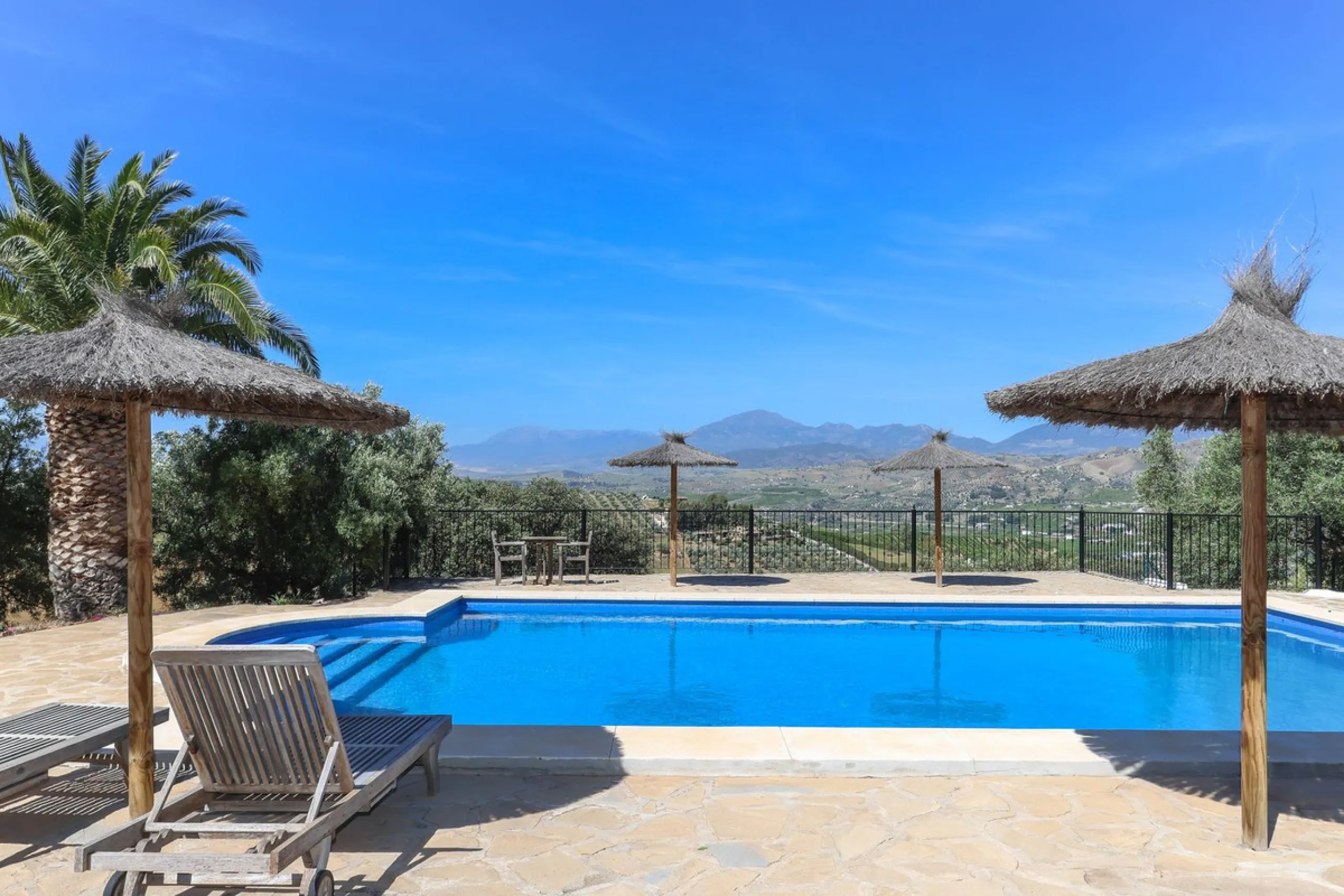Commercial - Bed and Breakfast в продаже в Alora, Málaga. В доме 7 спален и 6 ванных комнат. Площадь дома 580 м². Площадь участка 17000 м²