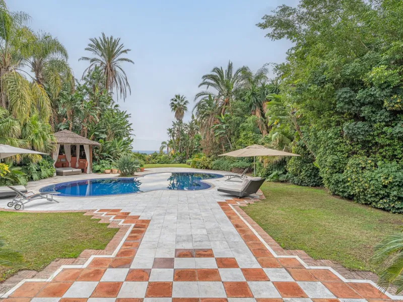 This villa presents an exceptional refurbishment opportunity to create your ideal family home.