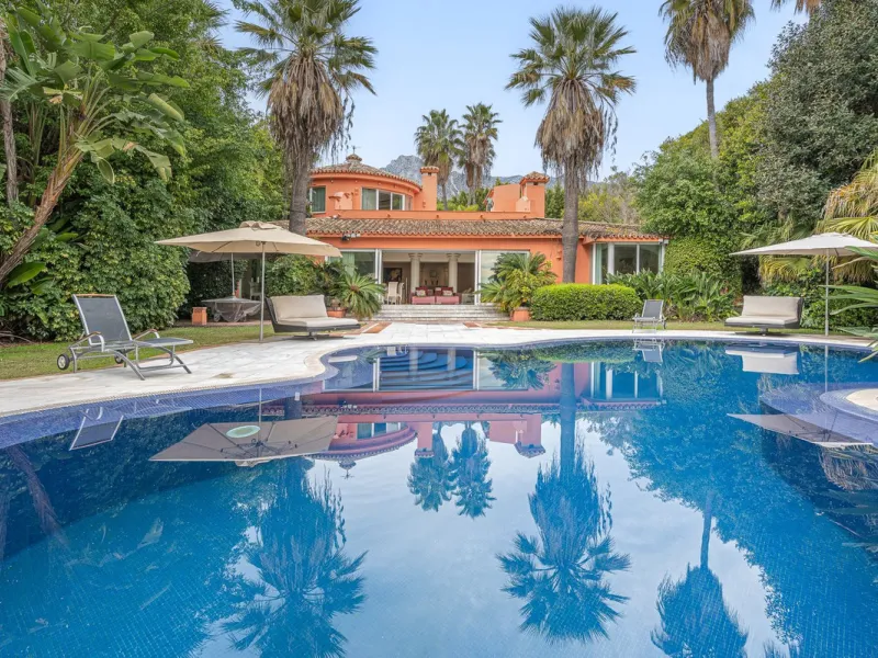 This villa presents an exceptional refurbishment opportunity to create your ideal family home.