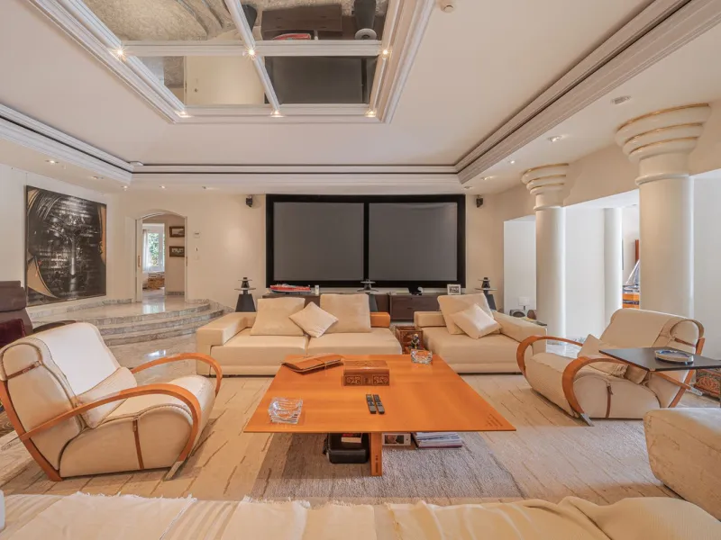 This villa presents an exceptional refurbishment opportunity to create your ideal family home.