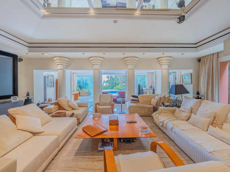 This villa presents an exceptional refurbishment opportunity to create your ideal family home.