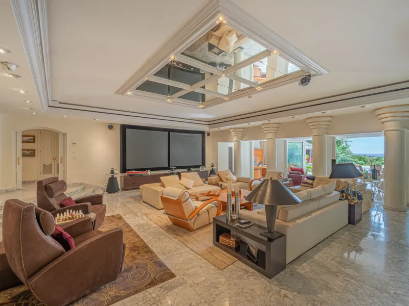 This villa presents an exceptional refurbishment opportunity to create your ideal family home.