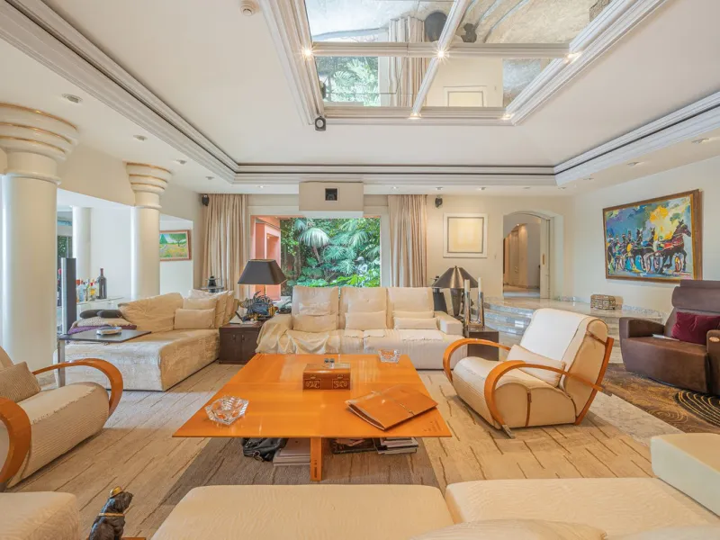 This villa presents an exceptional refurbishment opportunity to create your ideal family home.