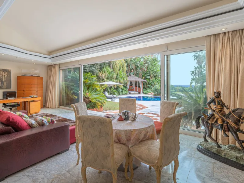 This villa presents an exceptional refurbishment opportunity to create your ideal family home.