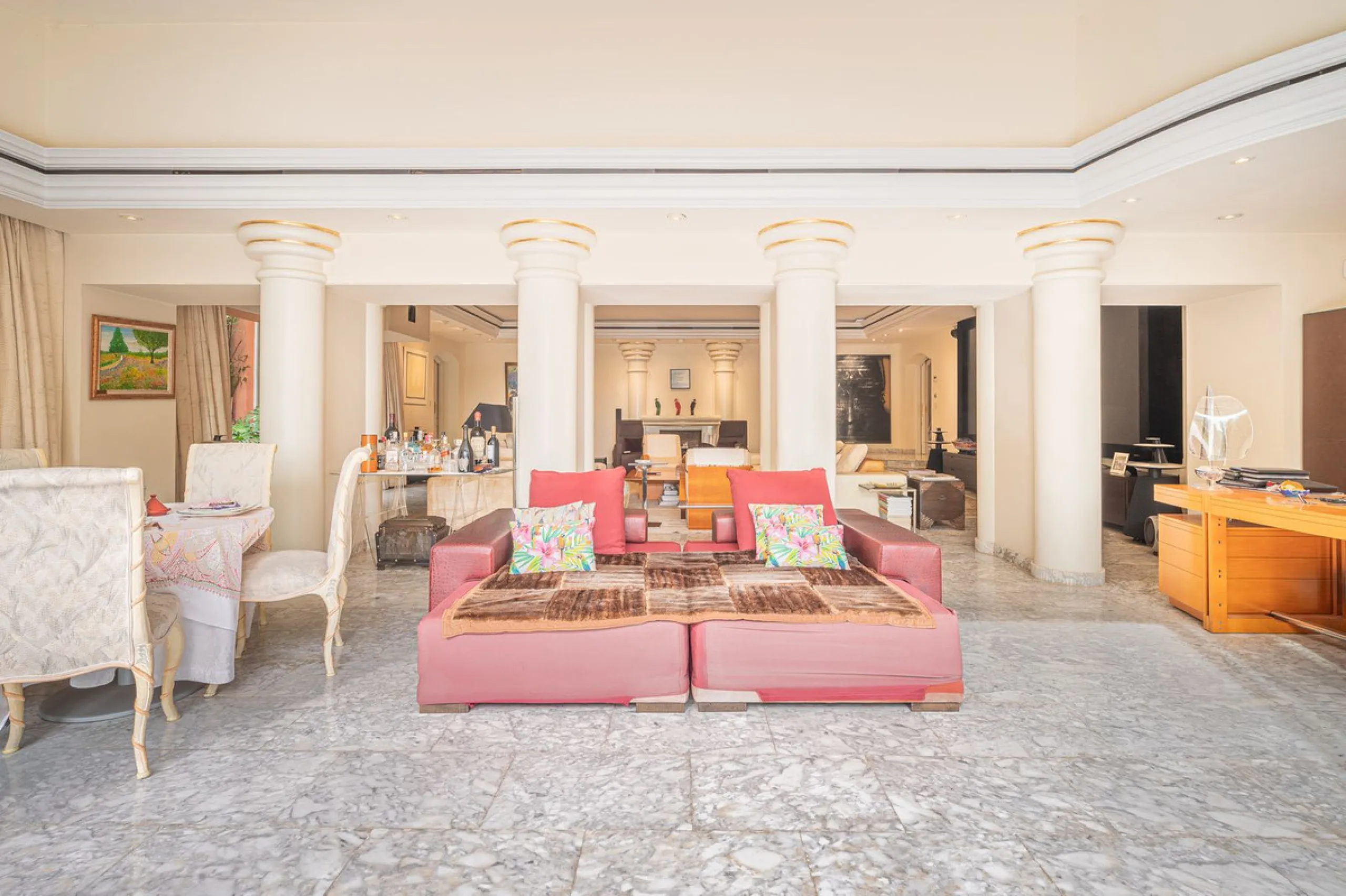 This villa presents an exceptional refurbishment opportunity to create your ideal family home.
