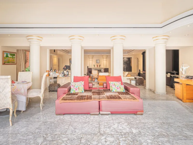 This villa presents an exceptional refurbishment opportunity to create your ideal family home.