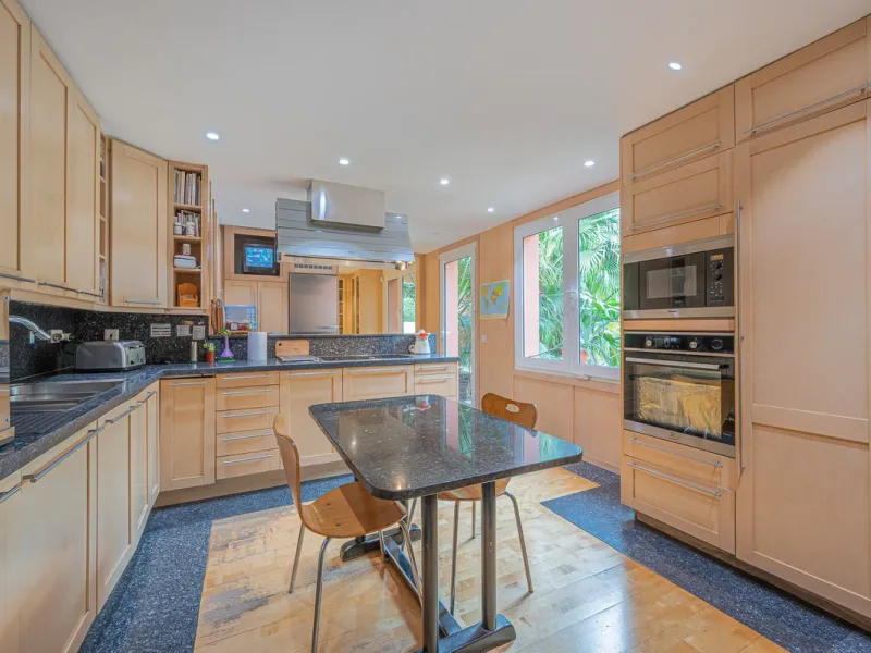 This villa presents an exceptional refurbishment opportunity to create your ideal family home.