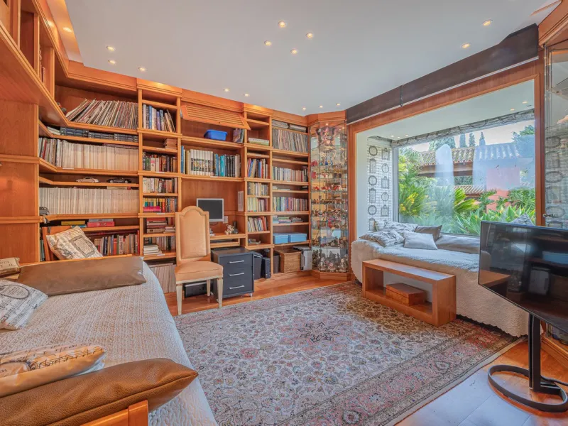 This villa presents an exceptional refurbishment opportunity to create your ideal family home.