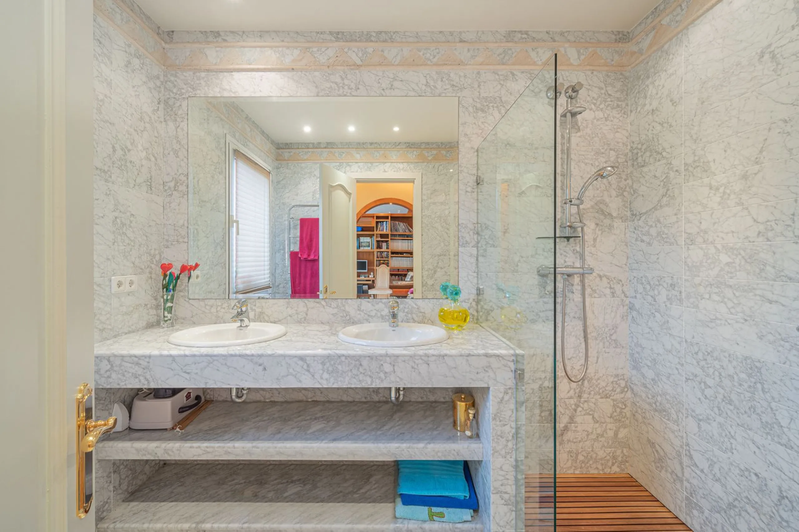 This villa presents an exceptional refurbishment opportunity to create your ideal family home.