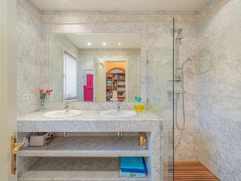 This villa presents an exceptional refurbishment opportunity to create your ideal family home.