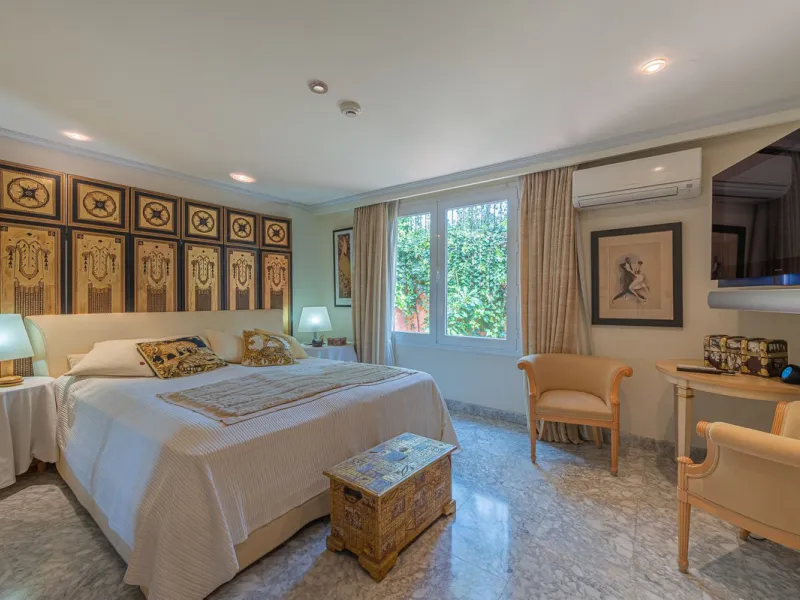 This villa presents an exceptional refurbishment opportunity to create your ideal family home.