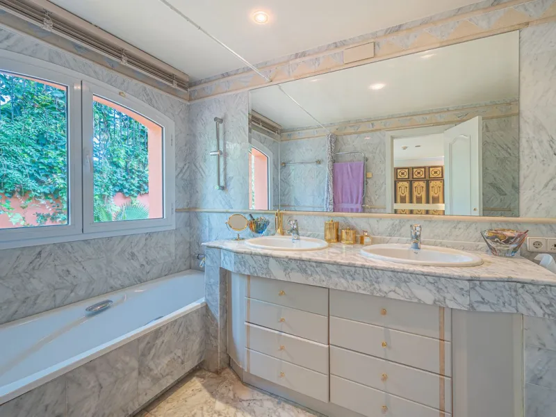 This villa presents an exceptional refurbishment opportunity to create your ideal family home.