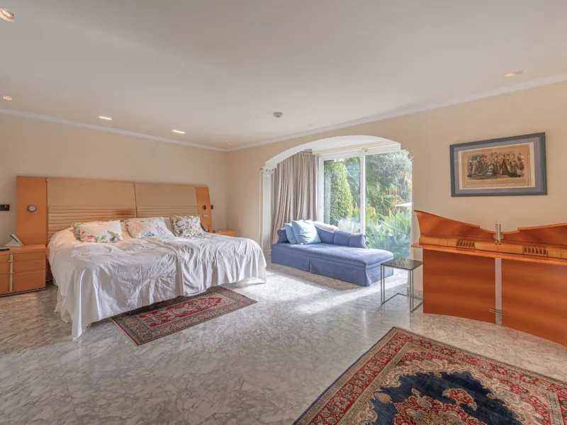 This villa presents an exceptional refurbishment opportunity to create your ideal family home.
