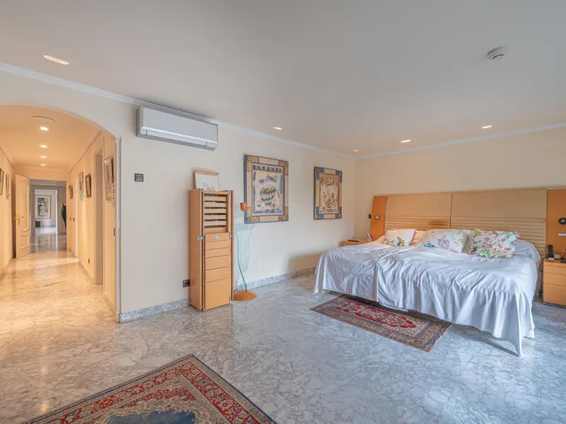 This villa presents an exceptional refurbishment opportunity to create your ideal family home.