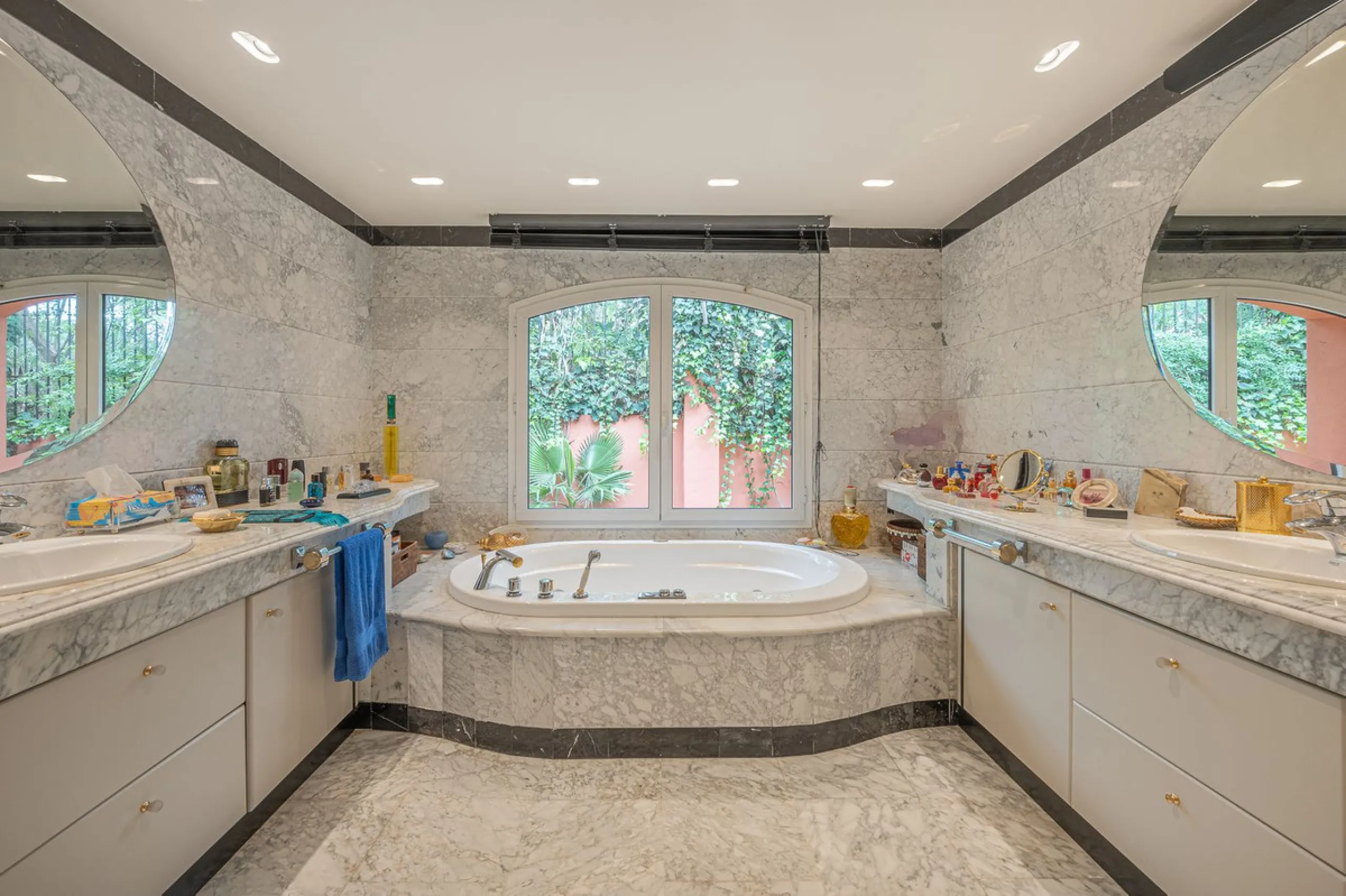 This villa presents an exceptional refurbishment opportunity to create your ideal family home.