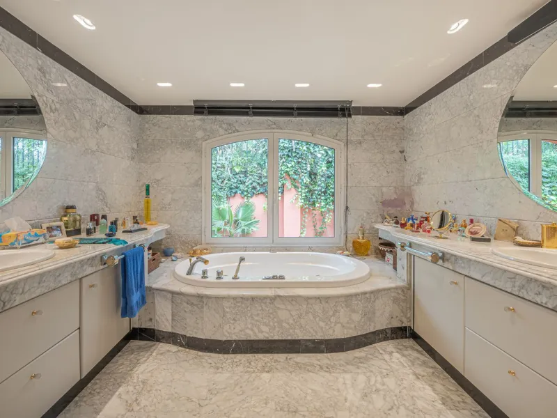 This villa presents an exceptional refurbishment opportunity to create your ideal family home.