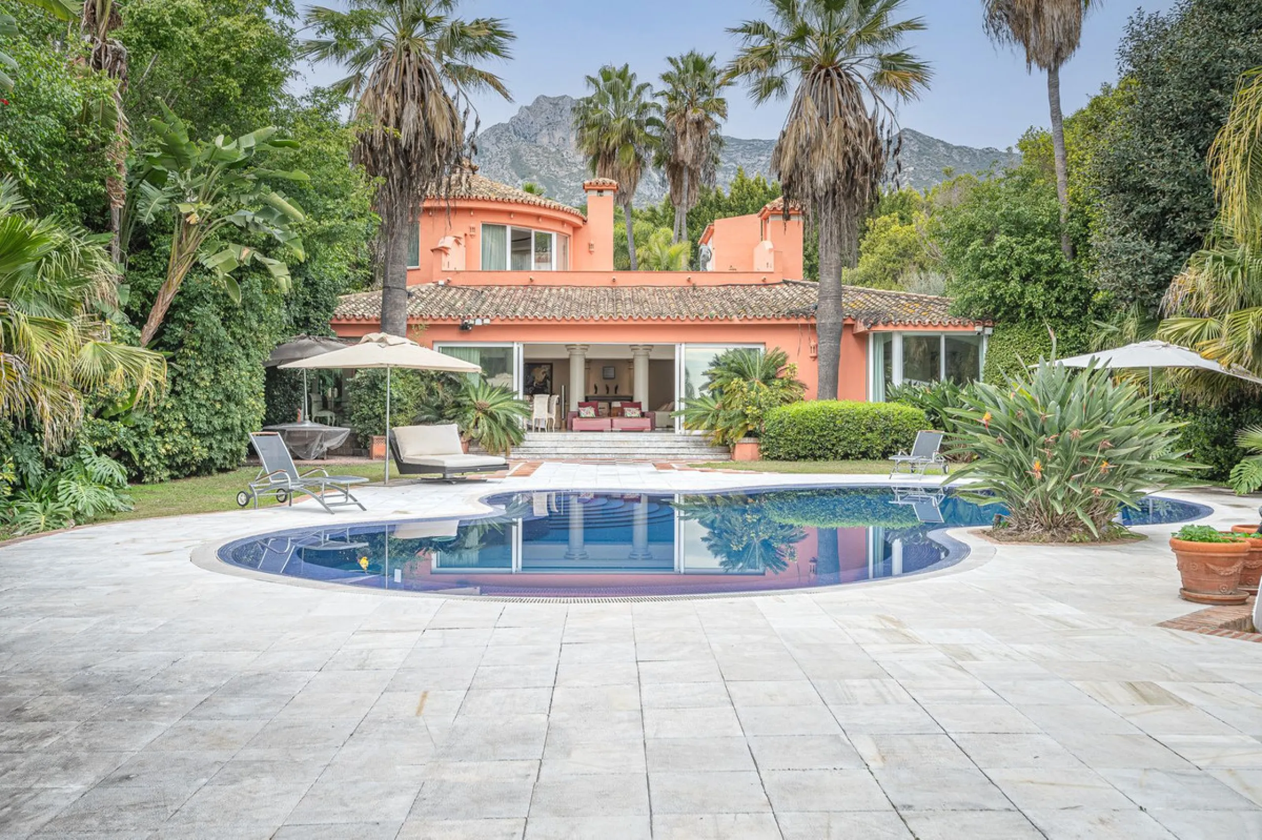 This villa presents an exceptional refurbishment opportunity to create your ideal family home.