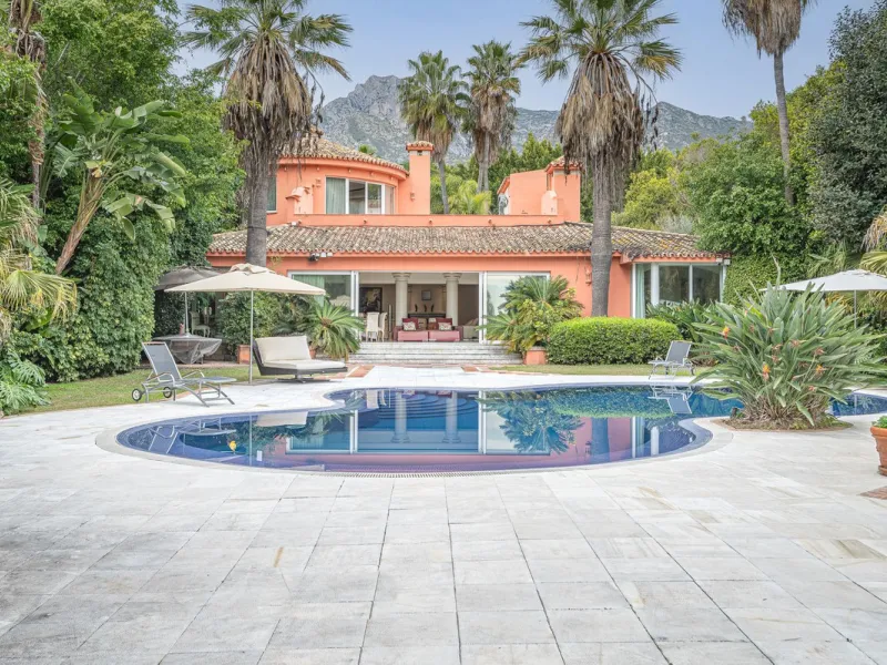 This villa presents an exceptional refurbishment opportunity to create your ideal family home.