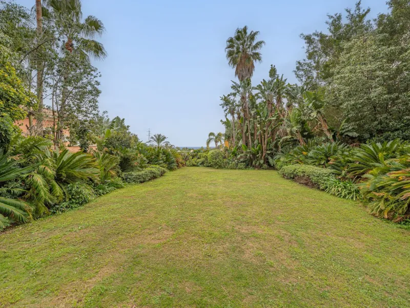 This villa presents an exceptional refurbishment opportunity to create your ideal family home.