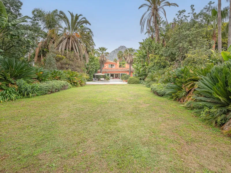 This villa presents an exceptional refurbishment opportunity to create your ideal family home.