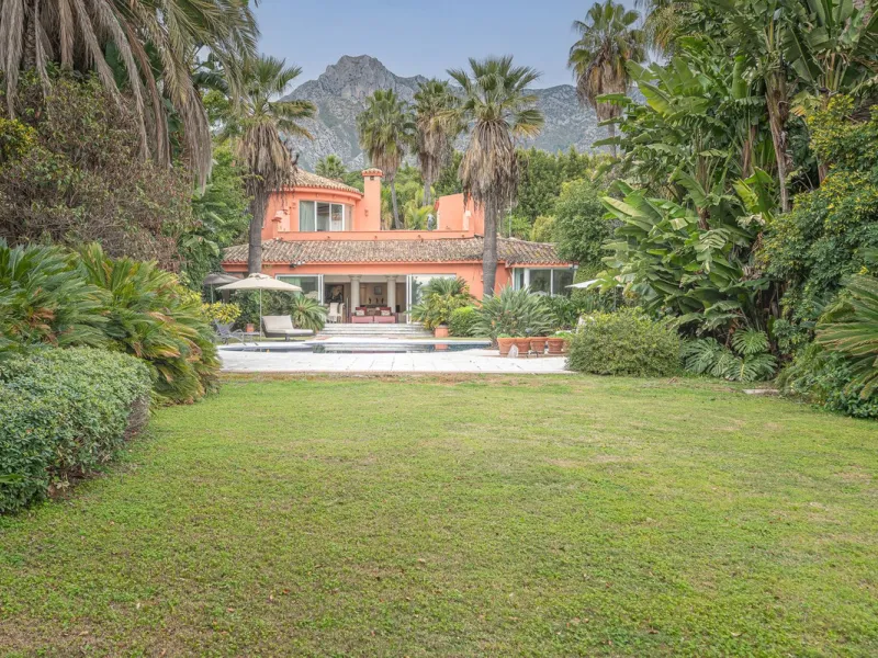 This villa presents an exceptional refurbishment opportunity to create your ideal family home.