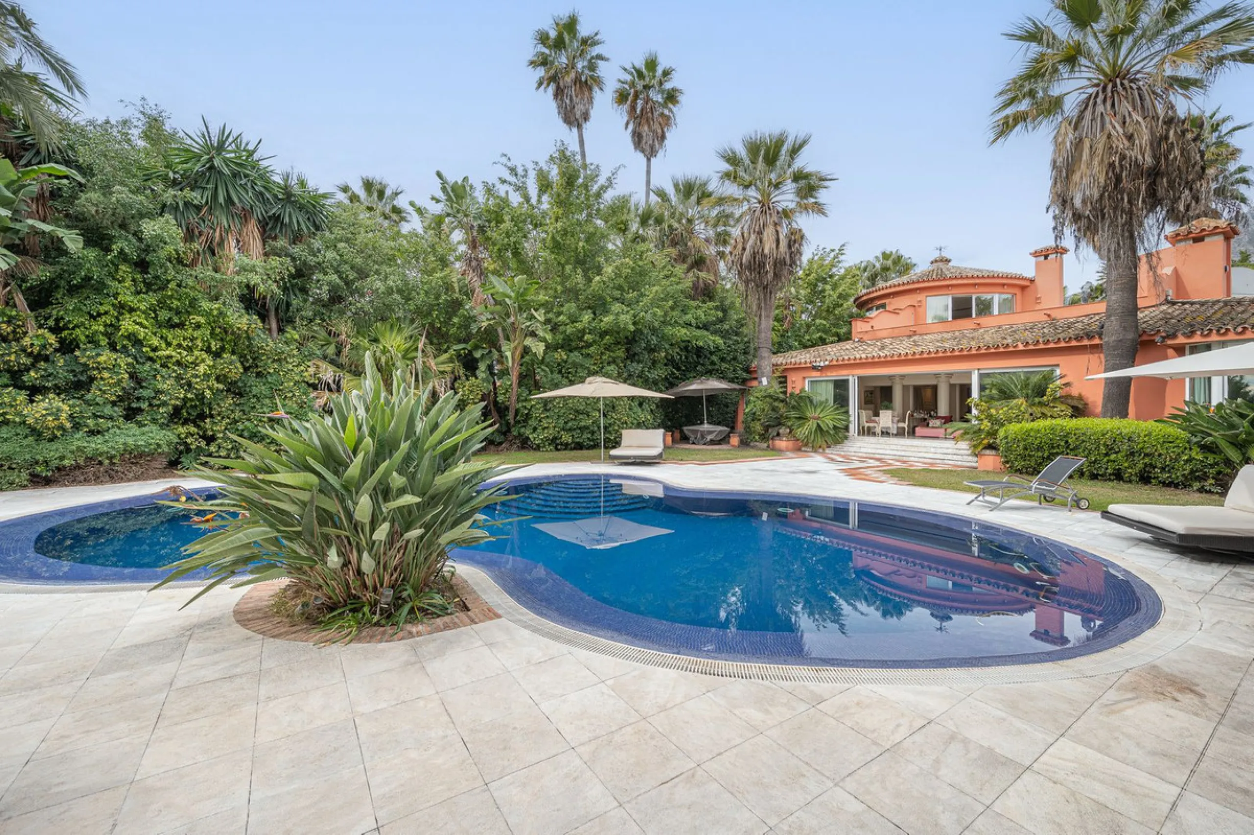 This villa presents an exceptional refurbishment opportunity to create your ideal family home.