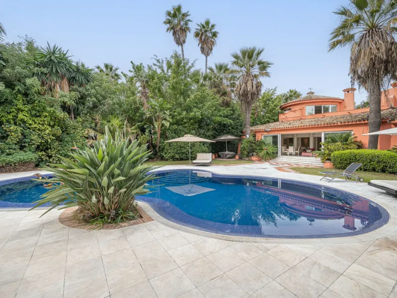 This villa presents an exceptional refurbishment opportunity to create your ideal family home.