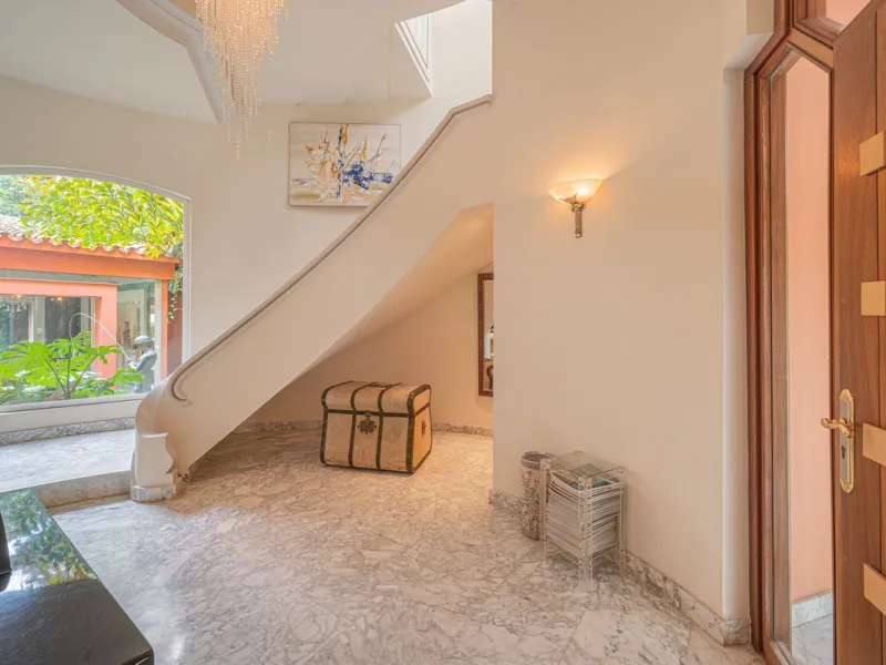 This villa presents an exceptional refurbishment opportunity to create your ideal family home.