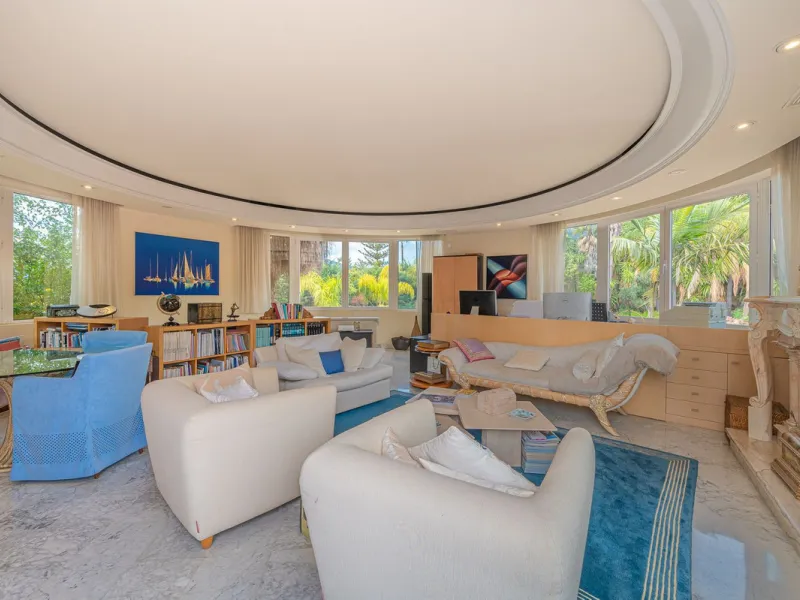 This villa presents an exceptional refurbishment opportunity to create your ideal family home.