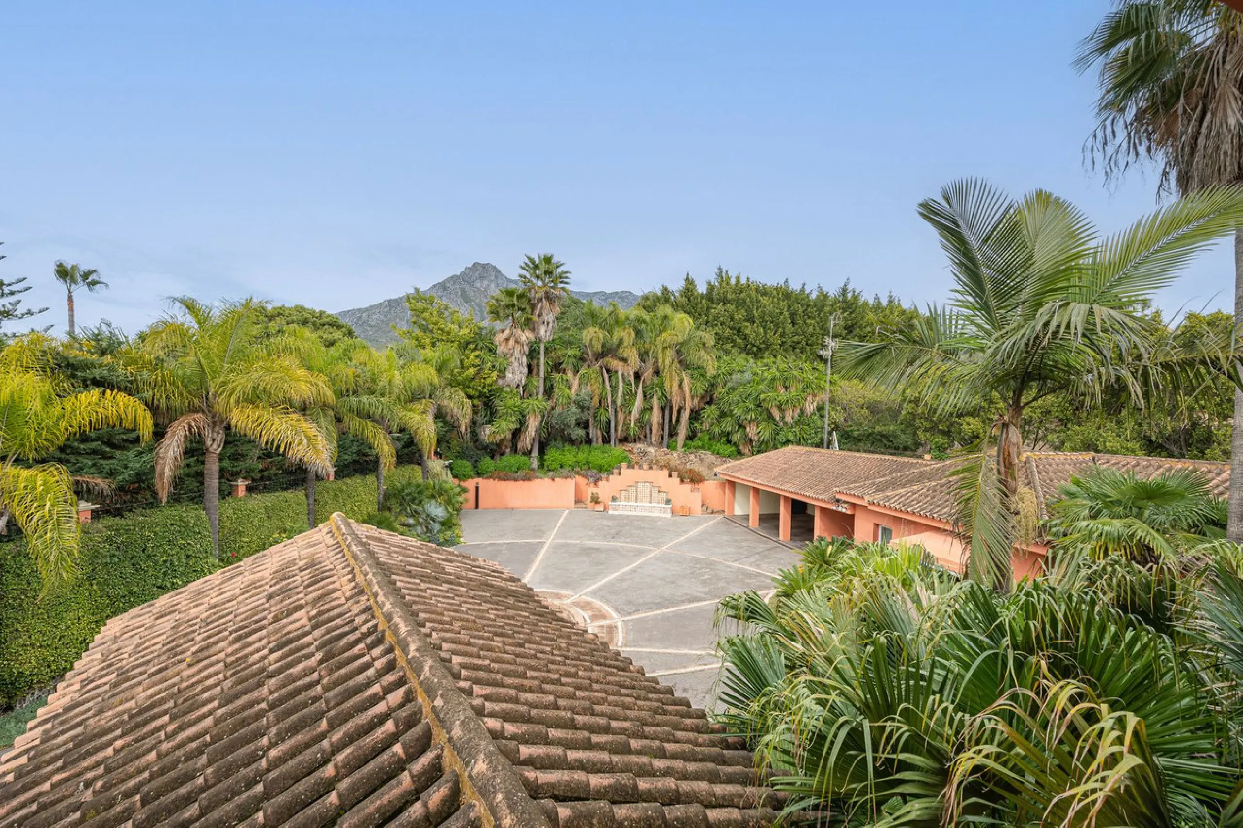 This villa presents an exceptional refurbishment opportunity to create your ideal family home.
