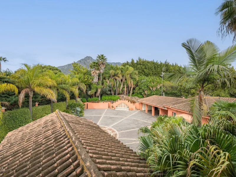 This villa presents an exceptional refurbishment opportunity to create your ideal family home.