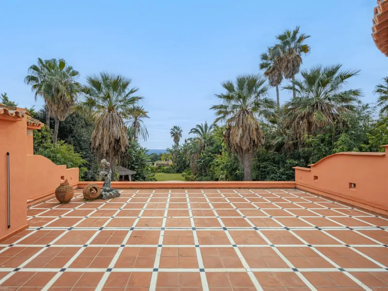 This villa presents an exceptional refurbishment opportunity to create your ideal family home.