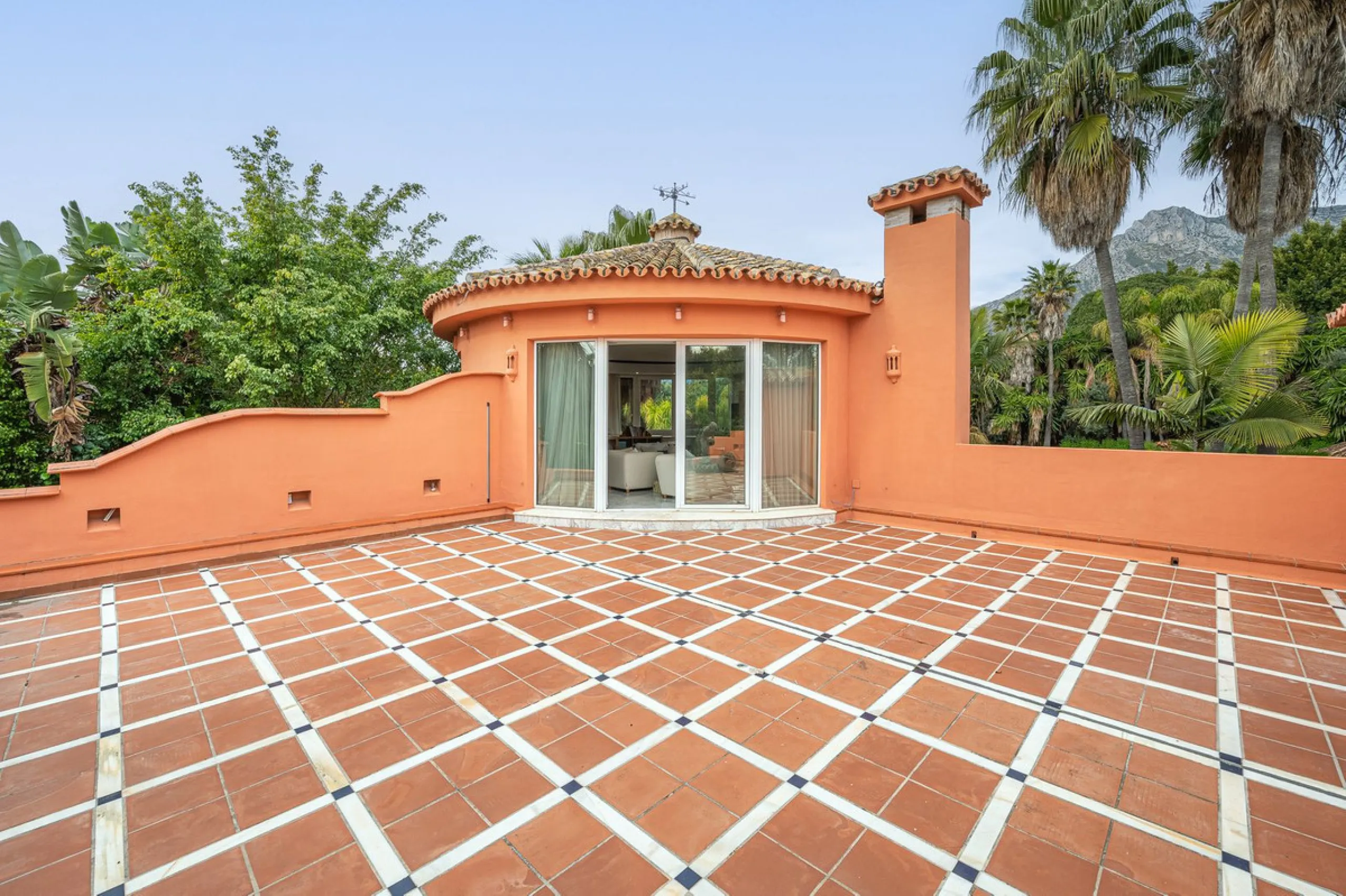 This villa presents an exceptional refurbishment opportunity to create your ideal family home.