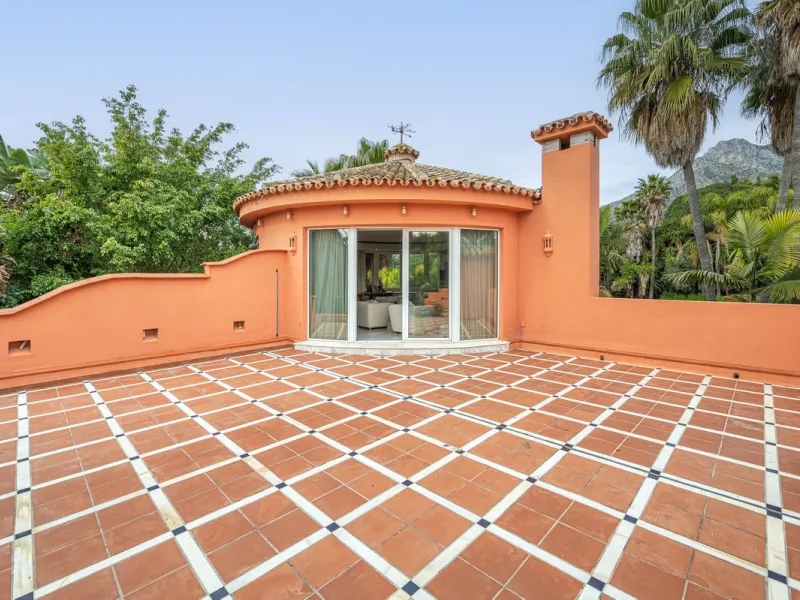 This villa presents an exceptional refurbishment opportunity to create your ideal family home.