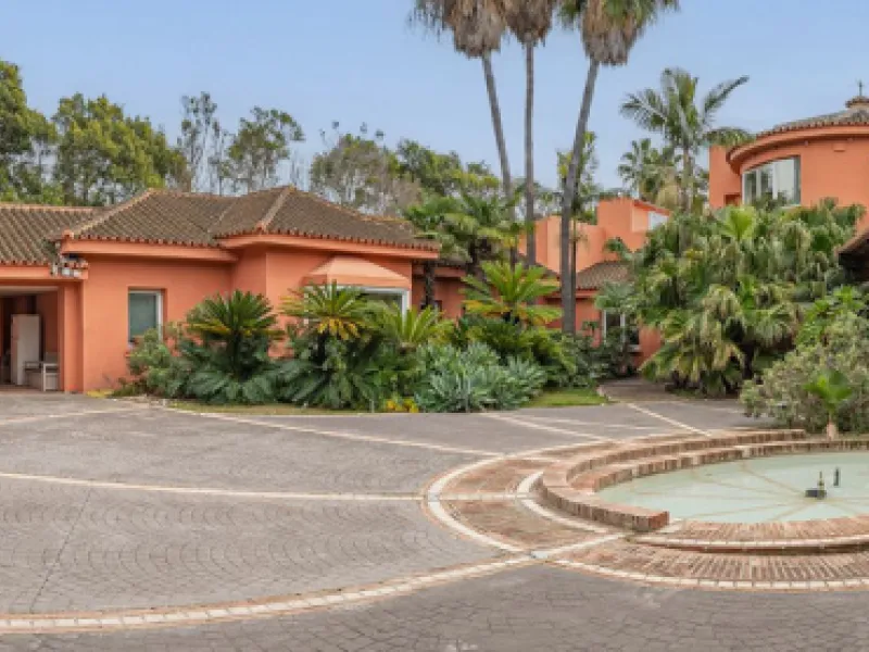This villa presents an exceptional refurbishment opportunity to create your ideal family home.