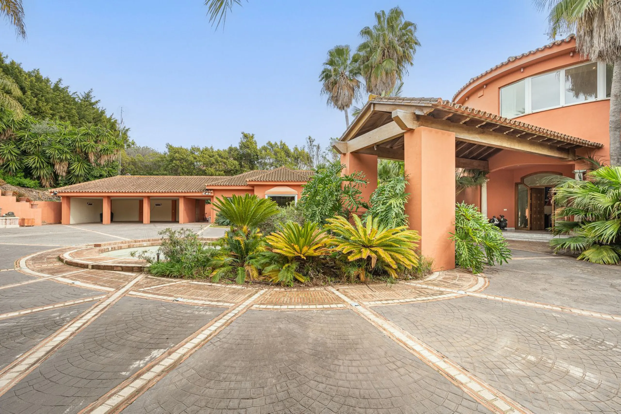 This villa presents an exceptional refurbishment opportunity to create your ideal family home.