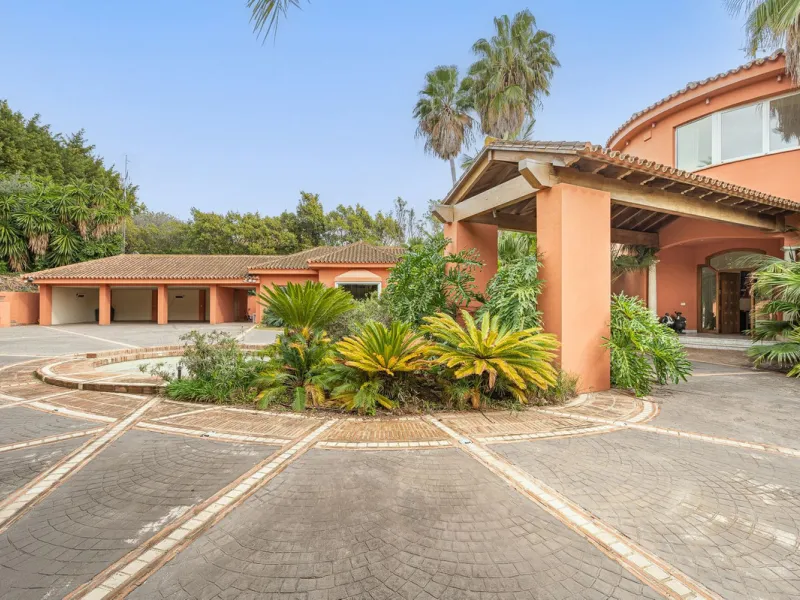 This villa presents an exceptional refurbishment opportunity to create your ideal family home.