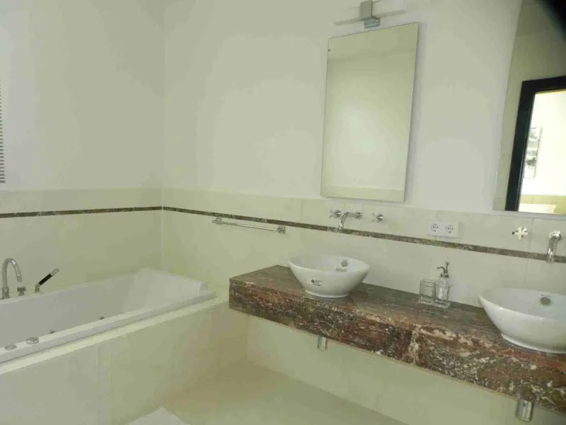 House - Semi-Detached House в продаже в Marbella, Málaga. В доме 4 спален и 5 ванных комнат. Площадь дома 421 м². Площадь участка 60 м²