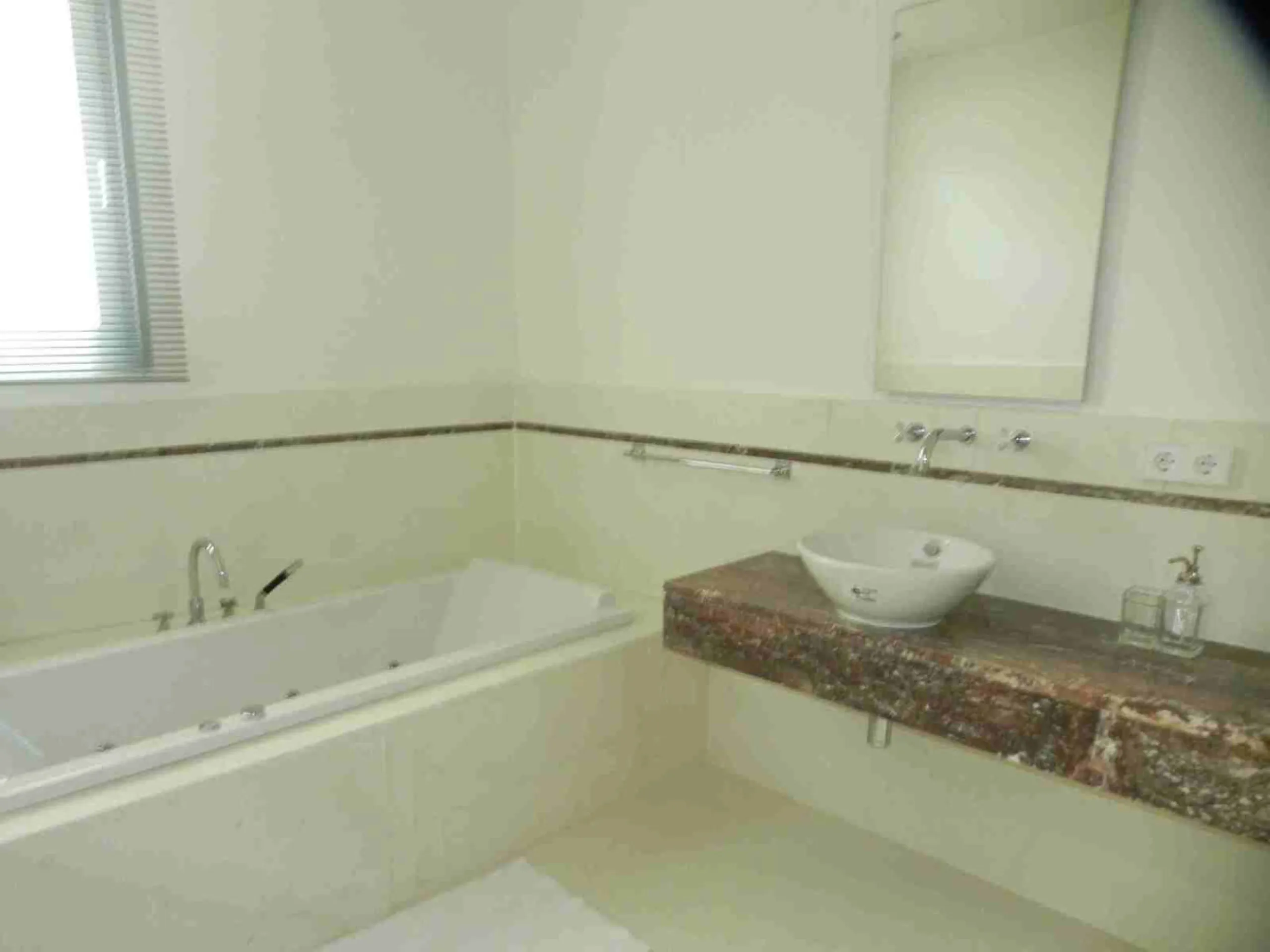 House - Semi-Detached House в продаже в Marbella, Málaga. В доме 4 спален и 5 ванных комнат. Площадь дома 421 м². Площадь участка 60 м²