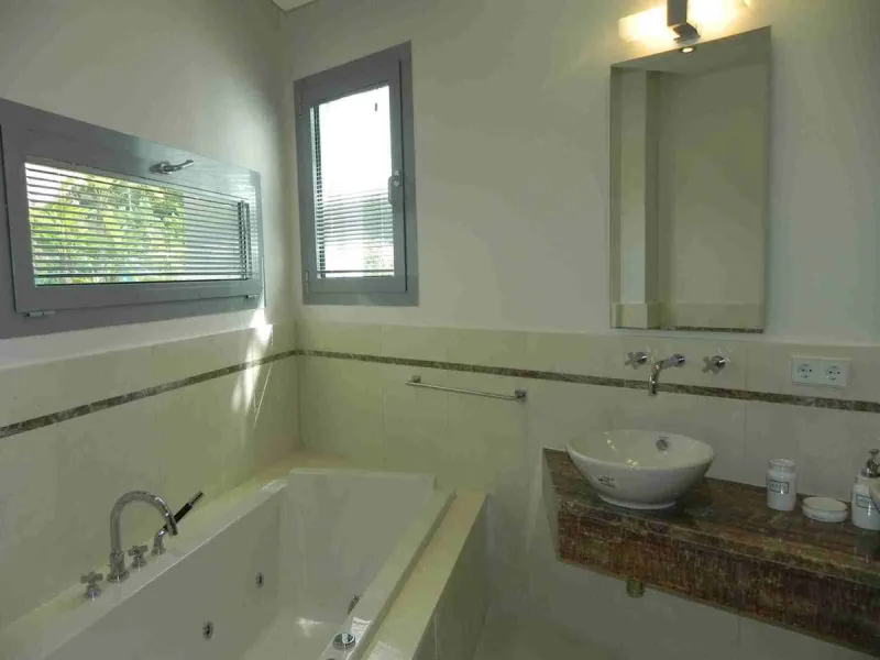 House - Semi-Detached House в продаже в Marbella, Málaga. В доме 4 спален и 5 ванных комнат. Площадь дома 421 м². Площадь участка 60 м²